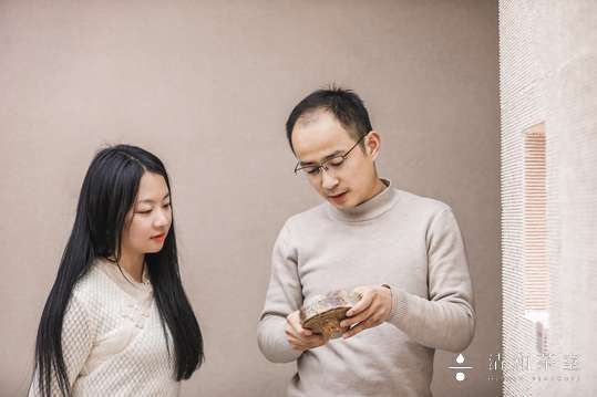 设立讲解区域，向观众介绍青白瓷茶器的历史和文化内涵。