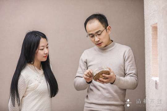 安排茶艺师与观众进行互动，分享茶道知识和技巧。