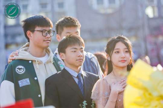 活动现场的展览和互动区，让观众可以更深入地了解学校的教育理念和成果。