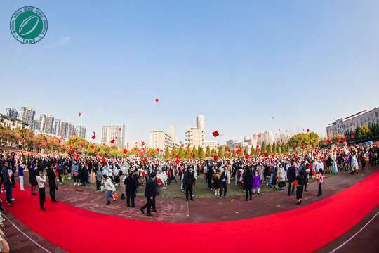现场演讲和表演精彩纷呈，深受观众喜爱。