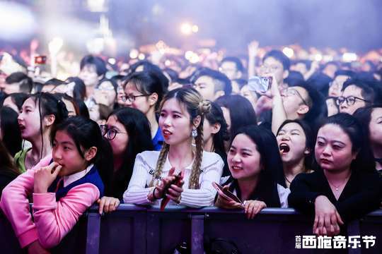 活动组织者为现场观众提供了完善的安全保障。