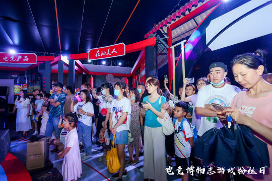 确定活动的布局和安排，包括展示区、舞台区和交流区