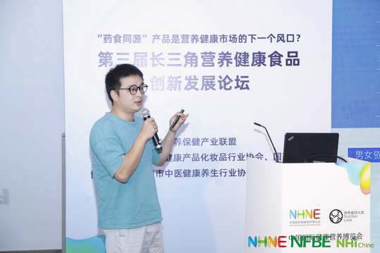 举办展会派对和社交活动，加强与展商和参会者之间的联系。