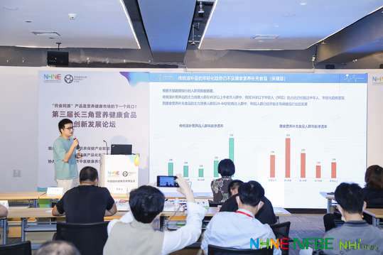 安排专业的导览服务，提供参观指导和活动信息。