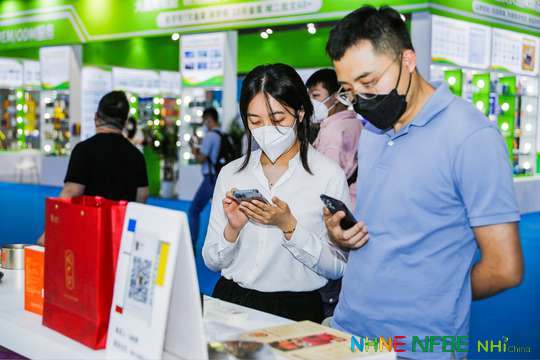 设置展会纪念品区域，为参会者提供纪念和购买的机会。