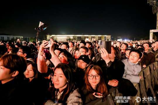 神秘嘉宾演出，带来惊喜和意想不到的惊艳表演