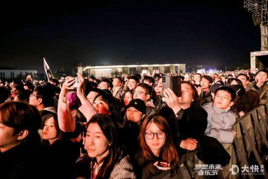 舒适的音乐节环境，让你尽情跳跃、呐喊和释放自己