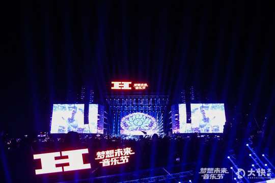 现场音乐与舞蹈融为一体，让你在音乐的海洋中尽情舞动