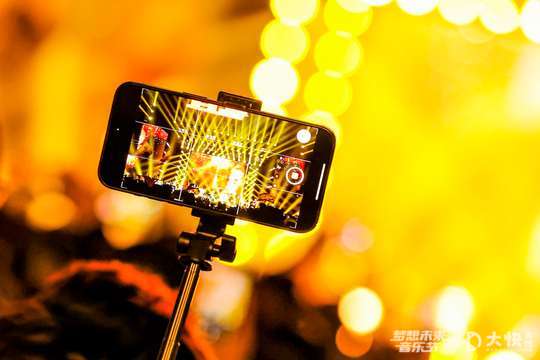 和朋友一起参与，享受音乐、舞蹈和欢乐的狂欢之夜