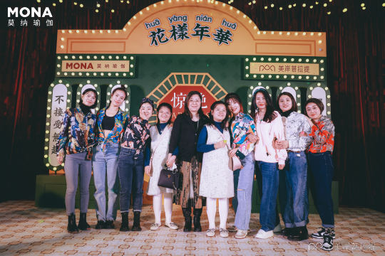 布置会场，配合主题色调设计鲜明的会场道具