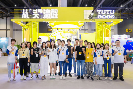安排化妆师现场教学活动