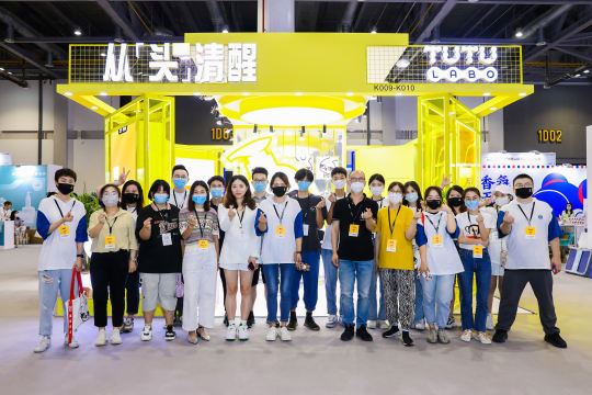 安排各种美妆饰品展示和体验活动