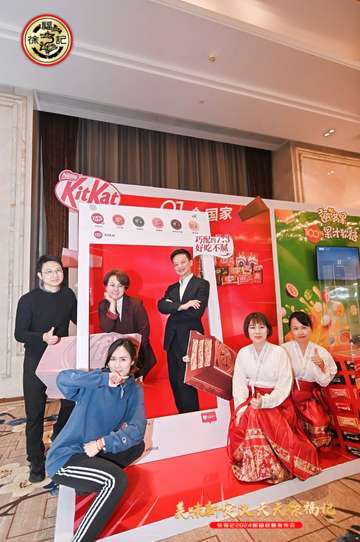 筹备照片直播内容，包括产品介绍、嘉宾讲解等
