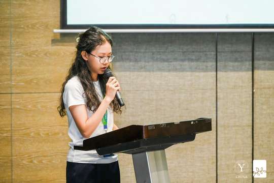 安排专车接送服务，确保与会者的出行便利和安全