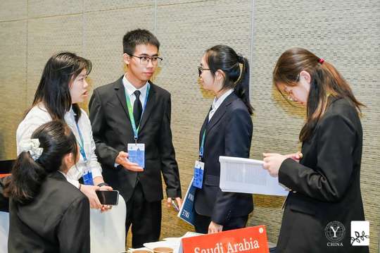 设立会议指引站，提供行程安排和地图信息，方便参会者