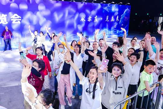 设立休息区和观赛区，让观众可以自由选择休息或观看比赛