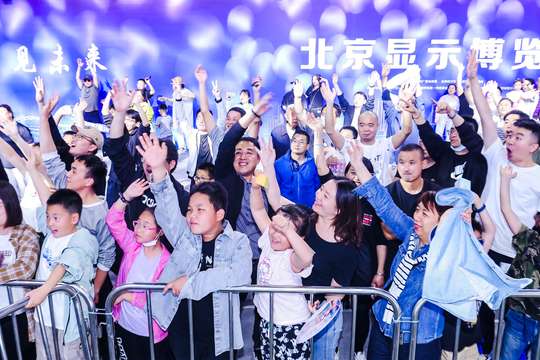 安排嘉宾演出和精彩节目，增加活动的娱乐性和互动性