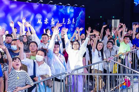 设立宣传展示区，向观众展示电竞文化和产业的魅力