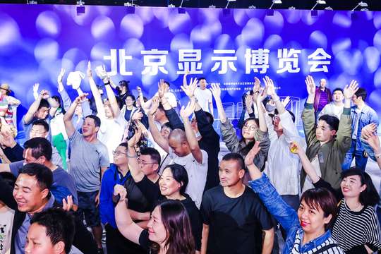 提供观众互动环节，包括签名会、抽奖环节等，增加参与感