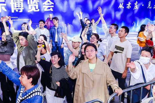 安排电竞讲座和座谈会，探讨行业趋势和发展前景
