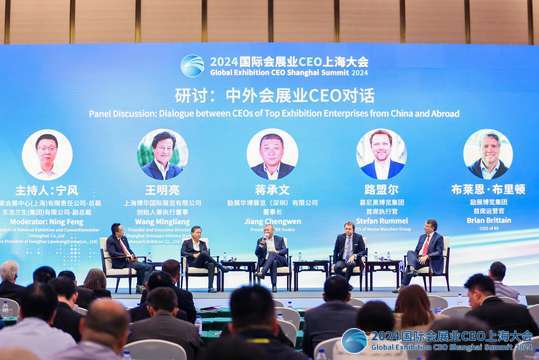 安排午餐和茶歇时间，为与会者提供休息和交流空间