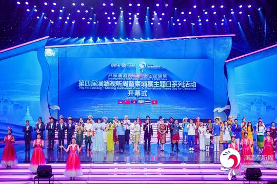 设立互动摊位和手工坊，让观众亲自体验柬埔寨的手工艺品制作过程