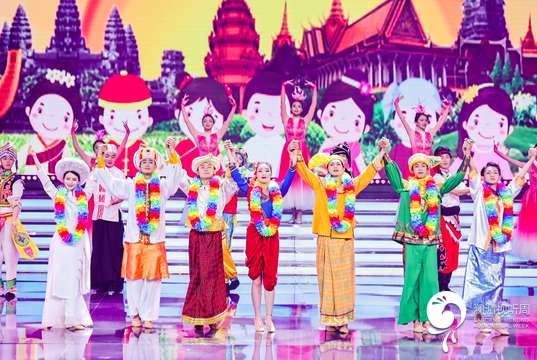 协调与当地旅游机构合作，为参与者提供旅游推介和线路安排