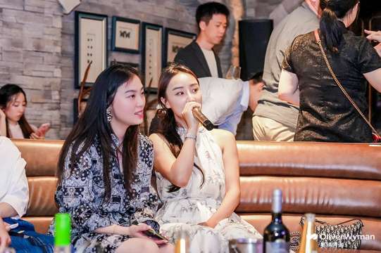 活动现场打造轻松愉快的氛围，让每个人都尽情享受