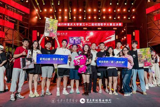 现场照片直播区域为观众提供参与互动的机会，增添乐趣