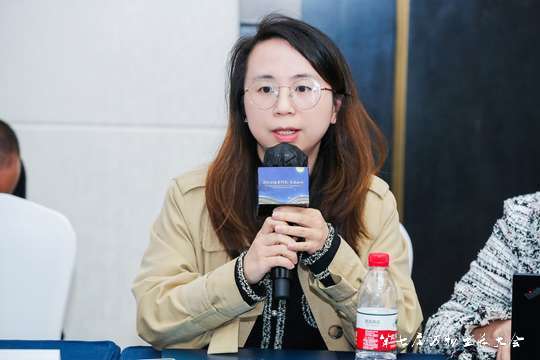 众多业内人士齐聚一堂，共同探讨行业前景和趋势。