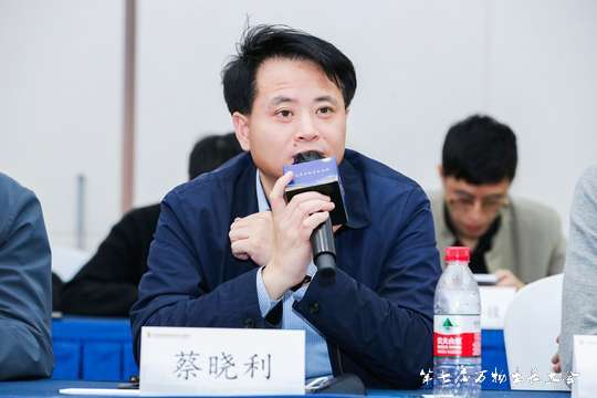 活动现场的摄影团队采用最新的技术，使现场照片直播更加生动。