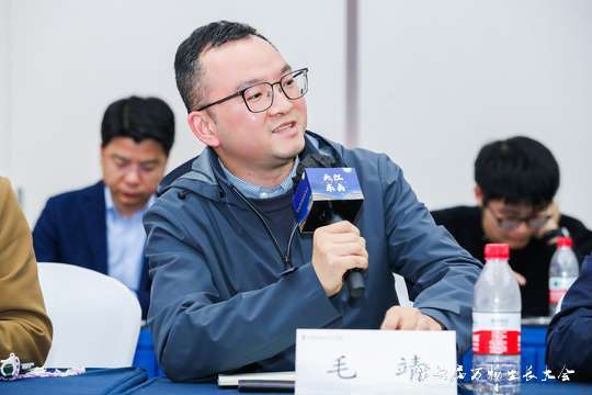活动现场气氛热烈，人们互动频繁，场面十分感人。