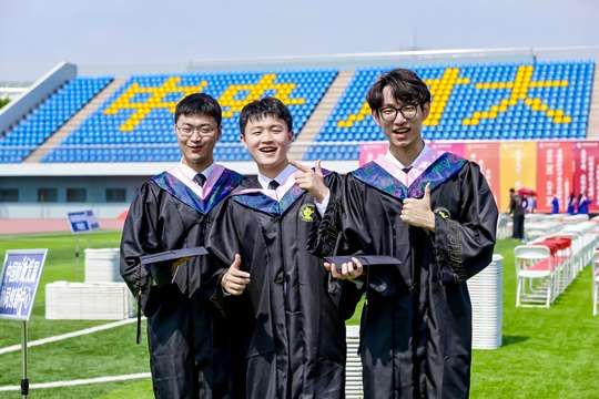 学位授予仪式将一一颁发荣誉证书，见证学业的辉煌成就