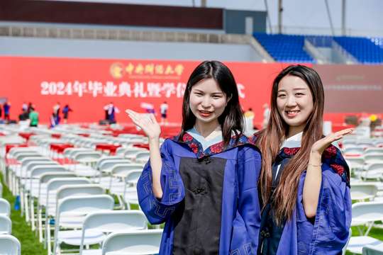 毕业生将穿上学士服，端庄而庄重地步入典礼现场