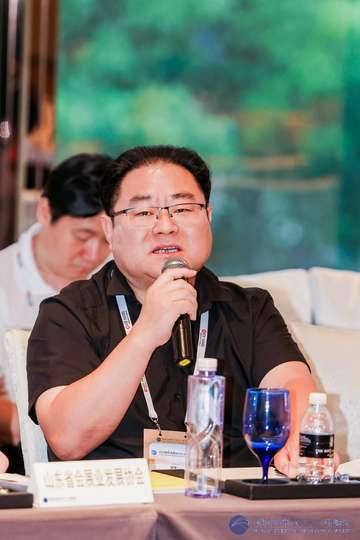安排接待工作人员，热情招待来宾