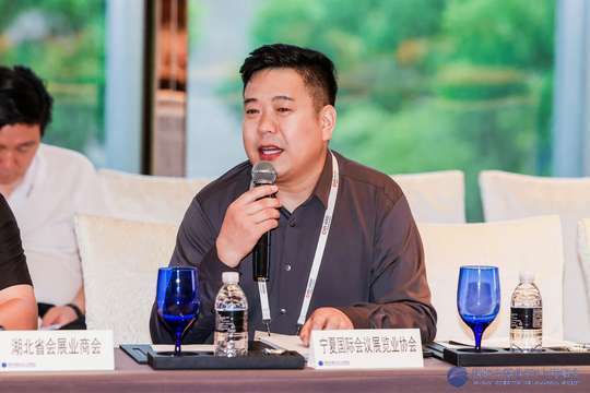 发放会议入场券，提前印刷好证件