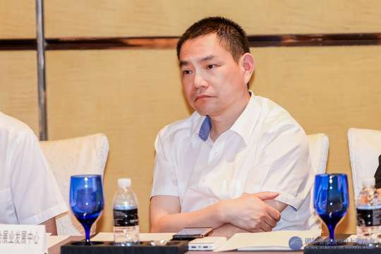 准备峰会背景幕布，突出主题