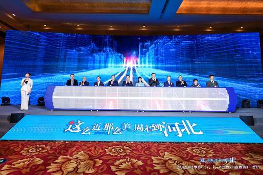 邀请知名摄影师和机构参与活动，展示他们的照片直播案例。