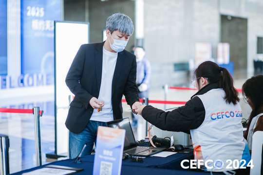 论坛期间将举办摄影比赛，展示摄影爱好者的才华和创作