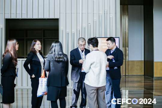 与会者可通过现场照片直播实时了解重要演讲和签约仪式