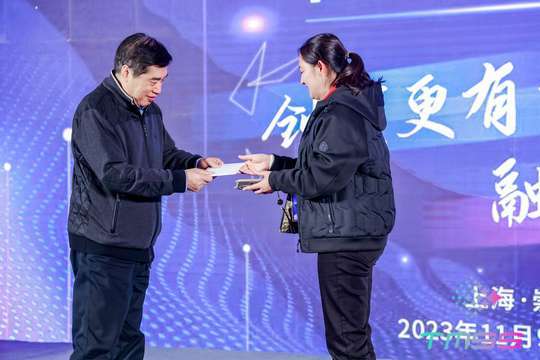 设立专题演讲环节，分享商旅行业最佳实践和成功案例