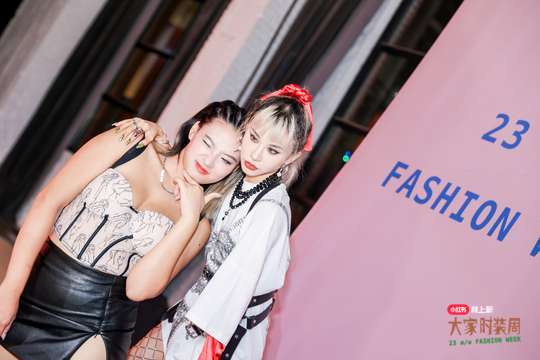 以照片直播为媒介，让您全方位感受时尚盛宴的魅力