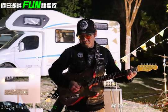安排音乐工作坊，让参与者亲身感受民谣音乐的创作和演奏过程。