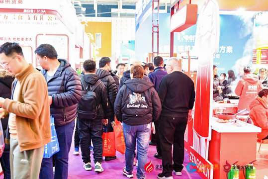与会者可亲临现场，亦可通过照片直播感受展会氛围
