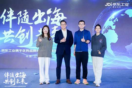 安排现场摄影师，捕捉活动精彩瞬间