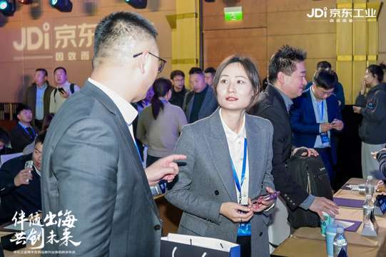 安排活动现场照片直播的布置和调试