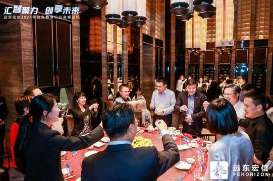 设立照片直播区域，实时传输论坛精彩瞬间，增加与会者互动