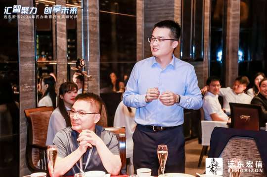 设立签到区域，确保与会者顺利入场，保障论坛顺利进行