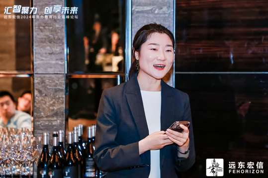 组织交流晚宴，为与会者提供轻松愉快的交流氛围