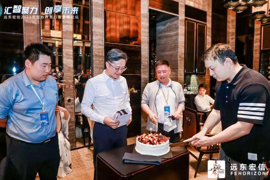 邀请行业领军人物进行主题演讲，分享行业洞见和成功经验
